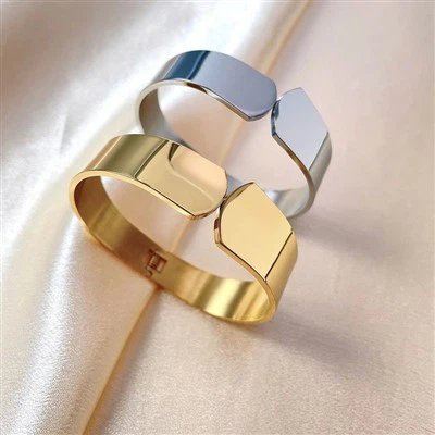 Wide Glossy Bracelet